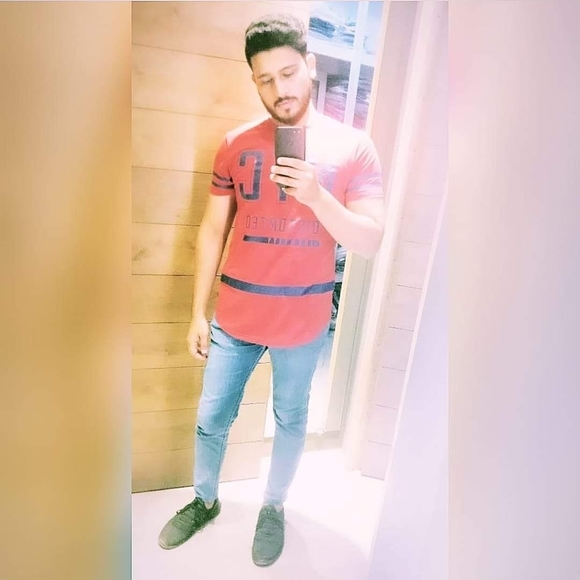 Poshmark profile picture for @zeeshan786